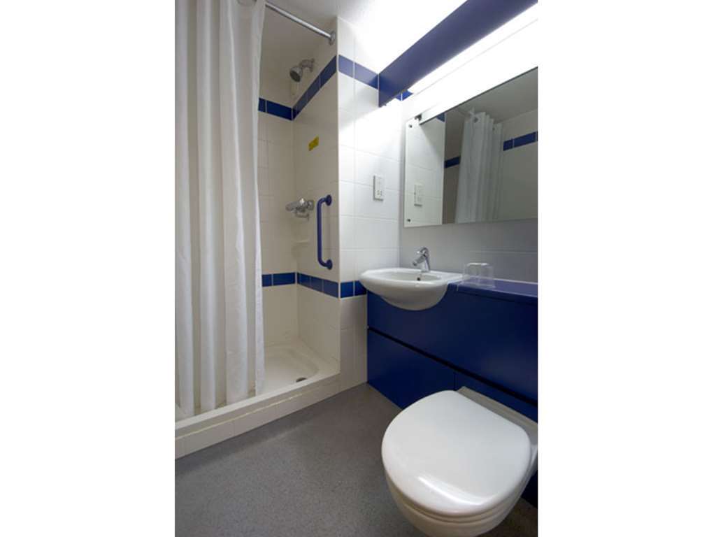 Travelodge Cheltenham Pokoj fotografie